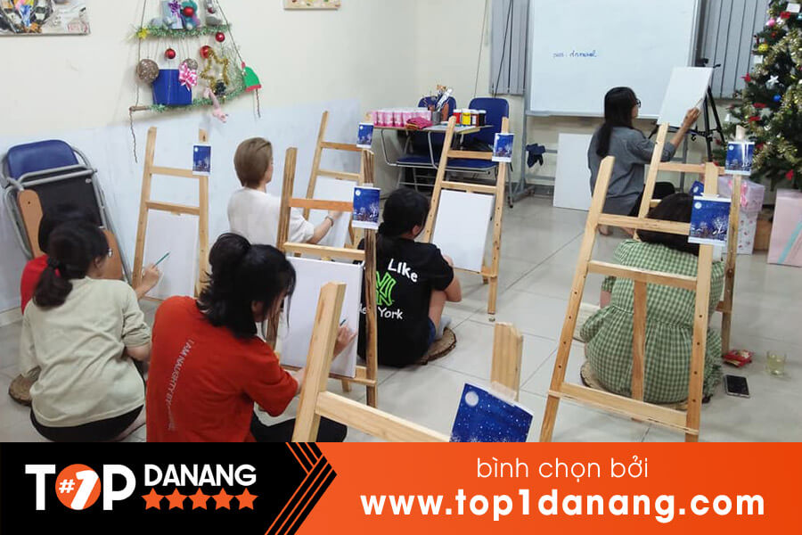 Lớp học vẽ tại Đà Nẵng là cơ hội để các bạn học sinh thực hiện đam mê và tiềm năng của mình. Với sự hướng dẫn của các họa sĩ tương lai, các em sẽ có thêm niềm đam mê và kiến ​​thức sâu rộng để khám phá bản thân và thế giới xung quanh.