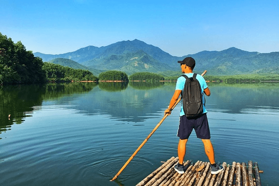 Chèo thuyền độc mộc ngắm cảnh Hồ Hòa Trung